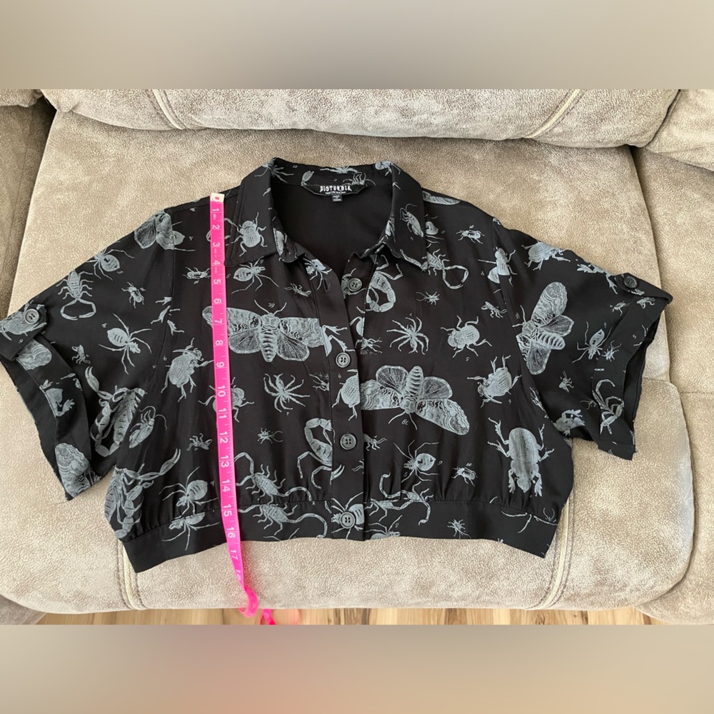Disturbia Parasite bugs printed cropped button up shirt - Picture 12 of 13